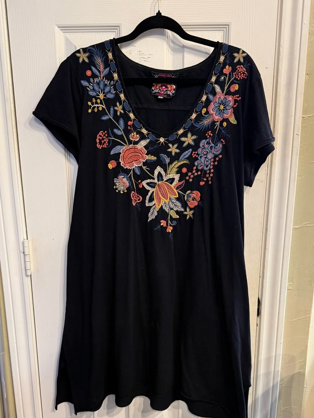 Size L J Was Black Short-Sleeve Embroidered V-Neck Tunic with Multicolor Floral - Picture 1 of 2